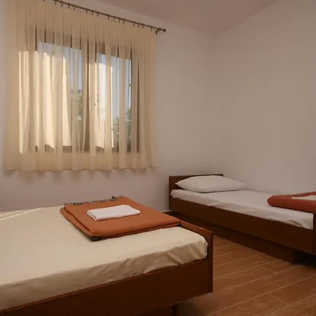 6196a Apartment *